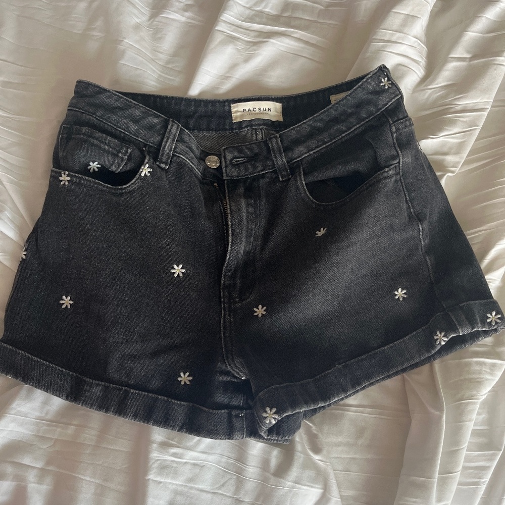 Pacsun black daisy denim shorts